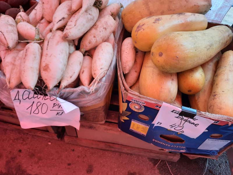 Комсомольская площадь 09.10.2021 года: цены на картошку не меняются. Мясо на Крестьянском рынке.