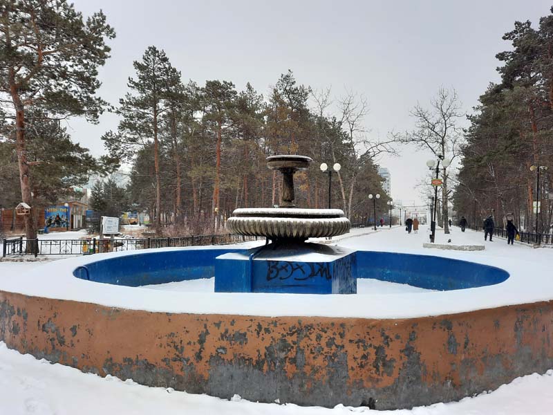 Комсомольская площадь, рыбные ряды Крестьянского рынка, городской парк Якутска зимним снежным утром...